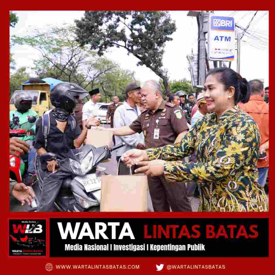 Kajati Sumut Harli Siregar Bagikan Ratusan Takjil Ramadhan 1447 H di Medan, Tegaskan Komitmen Humani